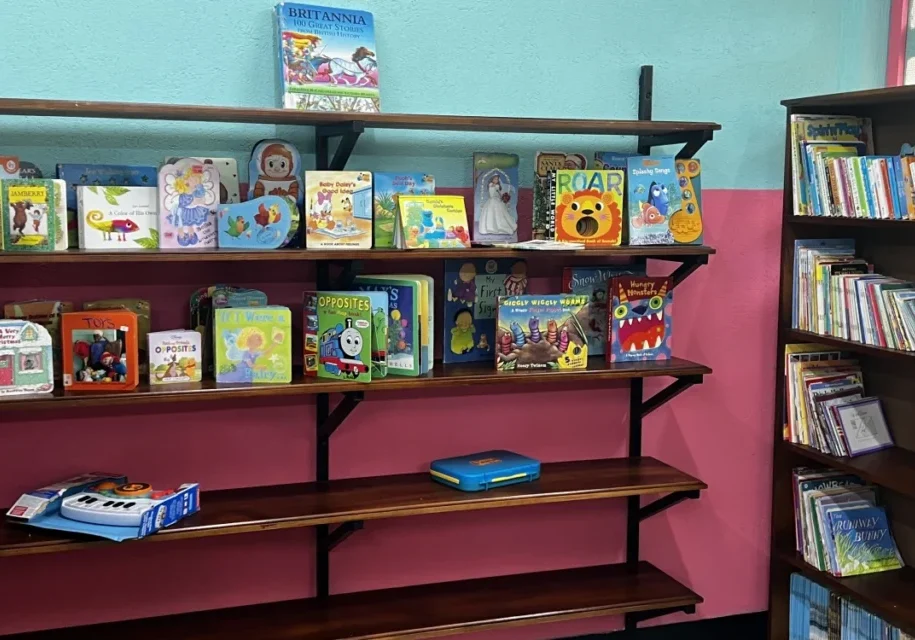 A bookshelf with many books on it